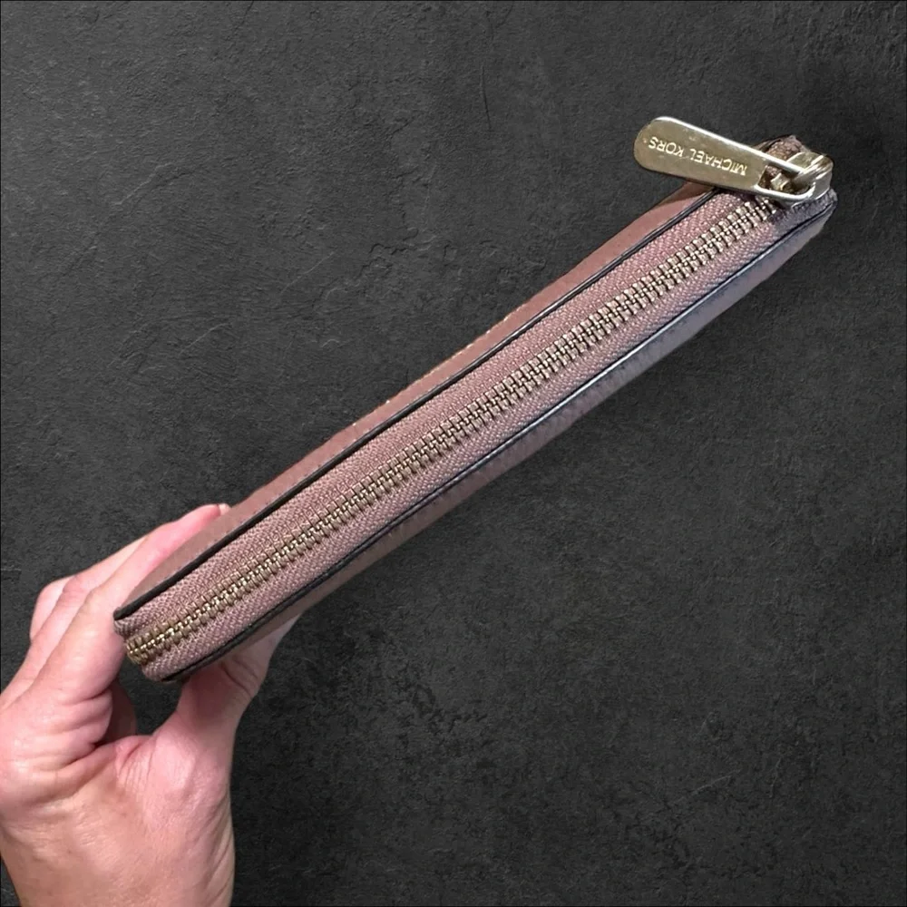 Elevate your style with this exquisite Michael Kors mauve leather wallet! GUC